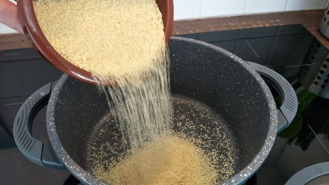 couscous-stammt-aus-nordafrika-und-ist-dort-ein-gr-sven-christian-schulz-utopia-180309_download Couscous stammt aus Nordafrika und ist dort ein Grundnahrungsmittel.