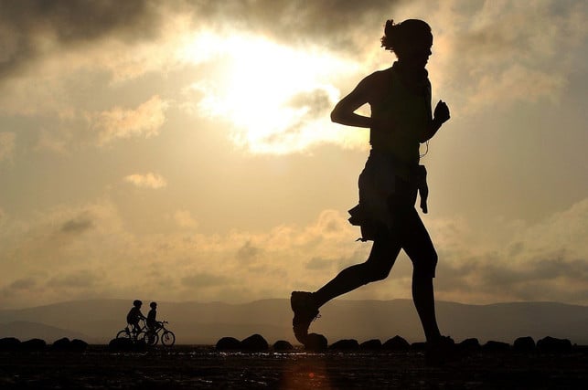 egal-ob-jogging-schwimmen-oder-einfach-ein-spazie-cc0-pixabay-skeeze-200328_download Egal ob Jogging, Schwimmen oder einfach ein Spaziergang: Achte darauf, jeden Tag in Bewegung zu bleiben.