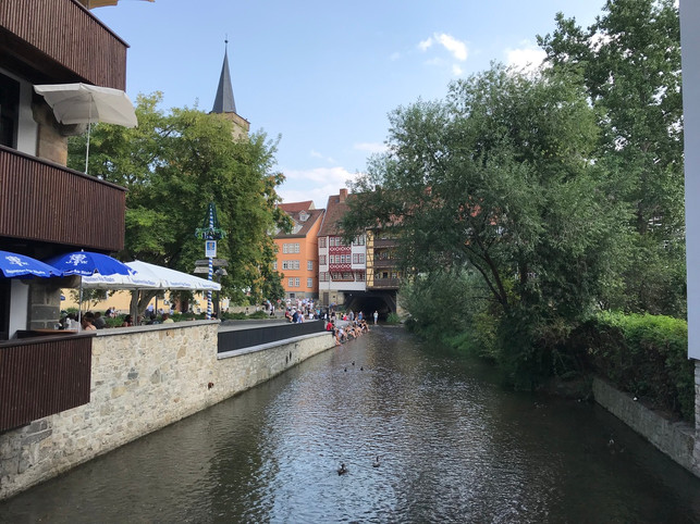 an-der-kraemerbruecke-in-erfurt-kannst-du-entspannen-laura-mueller-200716_download An der Krämerbrücke in Erfurt kannst du entspannen und deine Füße im Wasser abkühlen.