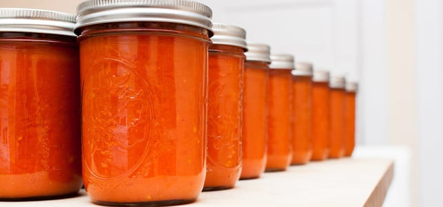 schraubglaeser-tomatensauce-x_Tim-Sackton_cc-by-sa-2.0_160407_1280x600 Gute Idee: Tomaten selbst einkochen und in Schraubgläser füllen