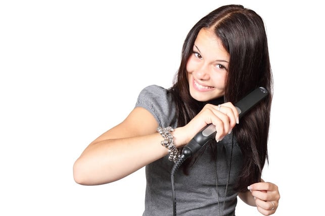 kokosoel-kann-auch-als-hitzeschutz-vor-dem-styling-cc0-pixabay-publicdomainpictures-180927_download Kokosöl beugt geschädigten Haaren vor.