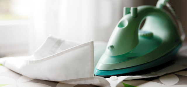 Loch durch Bügeln? Das muss nicht sein, wenn du dies beachtest (Foto: CC0 / Pixabay / congerdesign) Loch durch Bügeln