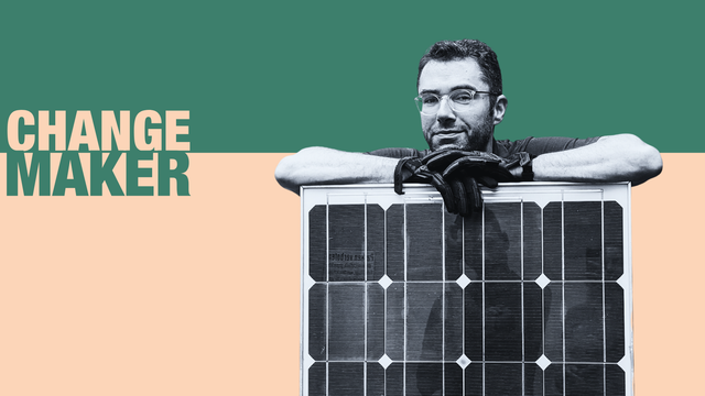 Sebastian Müller von BalkonSolar im Changemaker Podcast Mann mit Brille und Handschuhen lehnt sich auf ein Solarpanel, vor zweifarbigem Hintergrund in Grün und Beige, daneben der Schriftzug „CHANGE MAKER“.