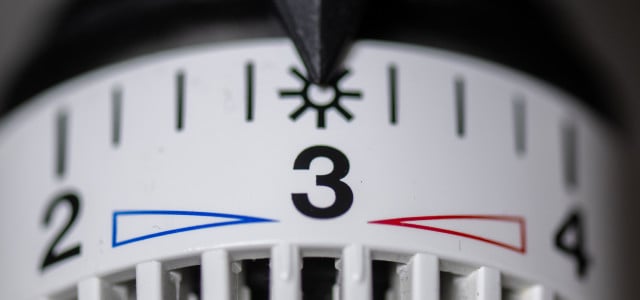 Das Thermostat einer Heizung steht auf Stufe drei