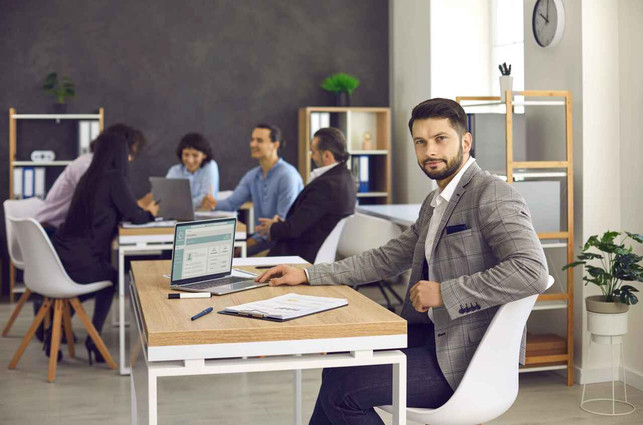 mit-der-chef-pose-zu-mehr-selbstbewusstsein-im-g-colourboxde-266241-241114_download Mit der "Chef"-Pose zu mehr Selbstbewusstsein im Gespräch.