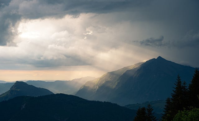 During a foehn, air masses flow over a mountain range, bringing warm air and sunshine on one side. On the other side, the weather is typically cloudy and sometimes rainy.