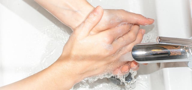 Hände mit kaltem Wasser waschen