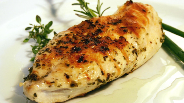 haehnchenbrustfilet-pb-robertokabana-251218 Gegrillte Hähnchenbrust mit Kräutern - Öko-Test weißt in Hähnchenfleisch antibiotikaresistente Keime nach.