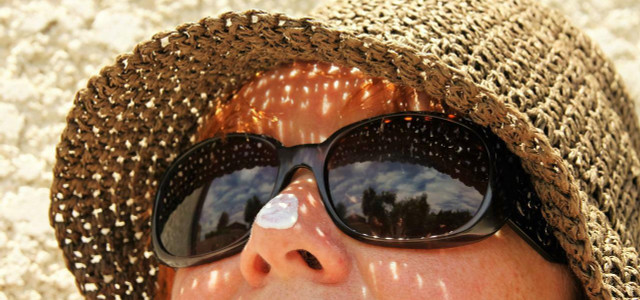 Eine wichtige Sonnencreme-Regel betrifft die Menge: Idealerweise sollten bis zu vier Esslöffel pro Sonnenbad aufgetragen werden.