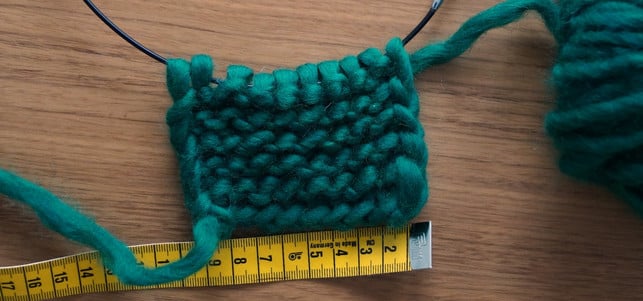 diy-stirnband-maschenprobe_u_utopia_161102_1280x600 Weihnachtsgeschenke selber machen: Stirnband stricken