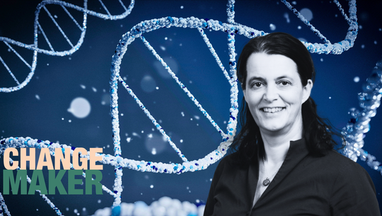 Kopie von Podcast Changemaker - Artikelbild(8) Porträt einer lächelnden Frau mit dunklen Haaren vor einem Hintergrund aus stilisierten DNA-Doppelhelix-Strängen in Blau. Links unten steht in großen Buchstaben „CHANGE MAKER“.