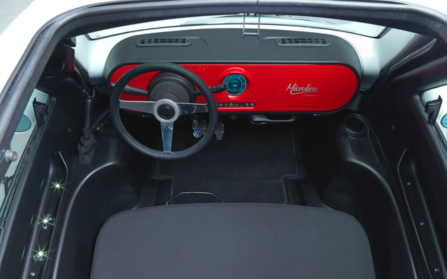 Microlino Armaturen Microlino Cockpit mit kreisrundem Touchscreen, gesehen durch das Sonnendach (Standardausstattung)