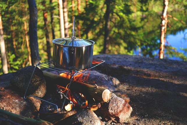 fuer-deine-camping-kueche-brauchst-du-verschiedene-m-cc0-pixabay-lum3n-210830_download Für deine Camping-Küche brauchst du verschiedene Materialien.