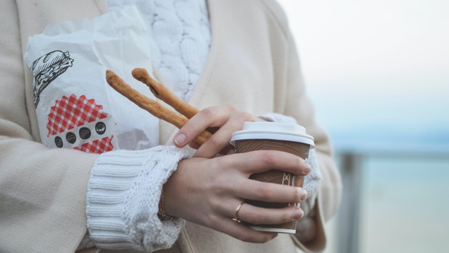 ut-kleinesgeldvermoegen-us-tamara-bellis-100920-1280x720 Hier ein Coffee-to-go, dort ein Shirt – um ein Vermögen aufzubauen hilft es, den eigenen Konsum zu überdenken.