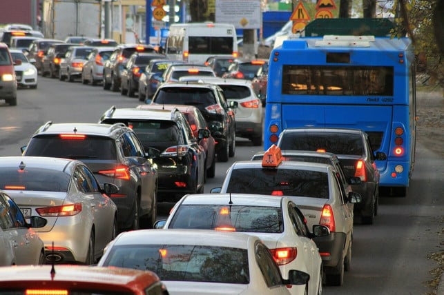 die-meisten-menschen-fuehlen-sich-von-strassenverkeh-cc0-pixabay-al-grishin-211130_download Die meisten Menschen fühlen sich von Straßenverkehrslärm gestört.