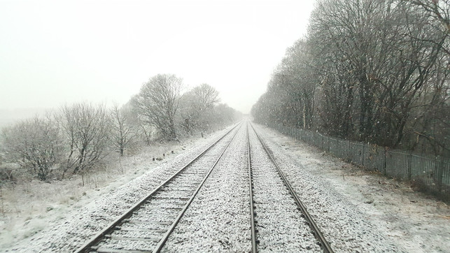 Damit die Bahn endlich pünktlich kommt: Experte erklärt wichtige Maßnahmen Winter schnee Schienen