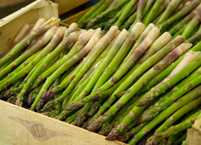 With green asparagus, only the bright end should be peeled.