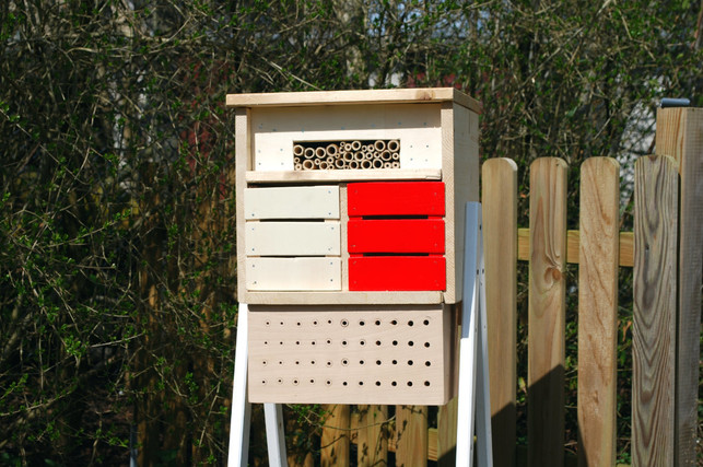 das-fertige-insektenhotel-ist-auf-der-wettergeschue-melanie-von-daake-utopia-180422_download Das fertige Insektenhotel ist auf der wettergeschützten Seite (hier: Süd-Ost) ausgerichtet, hat eine offene Anflugschneise und viel Sonnenschein.