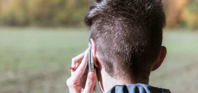 Häufiges Telefonieren kann Pickel im Ohr verursachen.