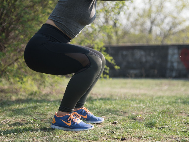 hast-du-es-eilig-kannst-du-deine-jeans-durch-knie-cc0-pixabay-happyveganfit-221103_download Hast du es eilig, kannst du deine Jeans durch Kniebeugen weiten.