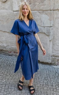 umstandsmode-wickelkleid-abricot-coco-220518-500x800.jpg Das elegante und gleichzeitig lässige Wickelkleid lässt dem Bauch viel Platz.