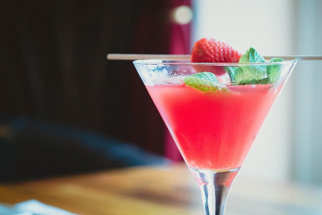 rhabarbersirup-schmeckt-auch-im-cocktail-oder-aper-cc0-pixabay-free-photos-190324_download Rhabarbersirup schmeckt auch im Cocktail oder Aperitif.