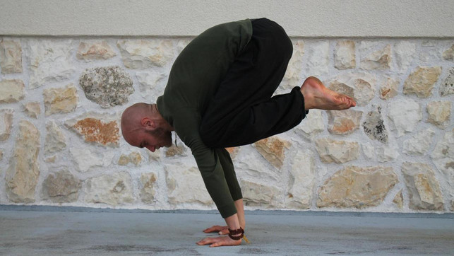 du-kannst-die-kraehe-auch-mit-ausgestreckten-armen-pascal-thiele-utopia-181203_download Du kannst die Krähe auch mit ausgestreckten Armen ausführen. Dieses Asana wird oft als Kran oder Kranich bezeichnet.