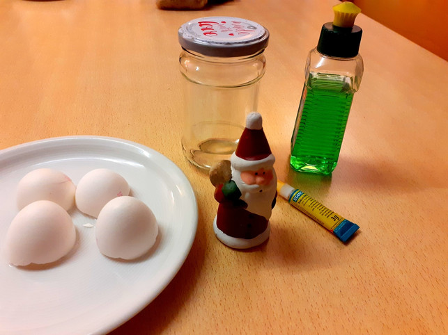 diese-materialien-brauchst-du-um-eine-schneekugel-utopiadechantal-gilbrich-191118_download Diese Materialien brauchst du, um eine Schneekugel zu basteln.