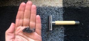 Fussel lassen sich mit einem Rasierhobel entfernen