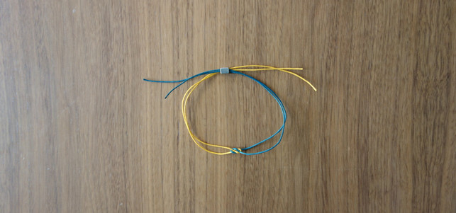 Armbänder selber machen – DIY-Anleitung Armbänder selber machen – hier wurden zwei Bänder mit zwei Knoten geknüpft