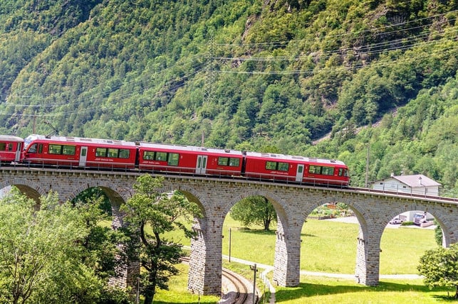 die-fahrt-mit-der-semmeringbahn-geht-ueber-16-viadu-cc0-pixabay-raikom-220810_download Die Fahrt mit der Semmeringbahn führt über 16 Viadukte.