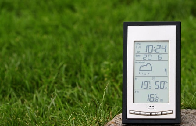 mit-der-wetterstation-hast-du-raumtemperatur-und-l-cc0-pixabay-myriams-fotos-171214_download Miss am besten die Luftfeuchtigkeit in deinen Räumen und passe sie gegebenenfalls an..