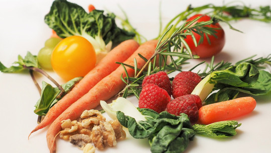 veganerinnen-muessen-nicht-unter-einem-b12-mangel-cc0-pixabay-dbreen-240508_download DGE ändert Position zu veganer Ernährung