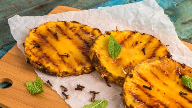 Grilled pineapple slices ananas grillen