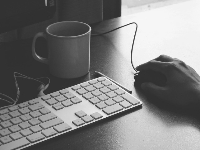 richtig-sitzen-bedeutet-auch-dich-zuerst-mit-der-cc0-pixabay-free-photos-200328_download Richtig zu sitzen bedeutet auch, dich zuerst mit der Ausrichtung von Monitor, Tastatur & Co. zu befassen.