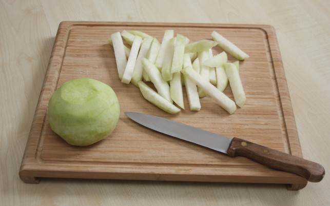 verwende-fuer-deine-kohlrabi-pommes-frische-region-maria-hohenthal-utopia-200307_download Verwende für deine Kohlrabi-Pommes frische, regionale Kohlrabi.