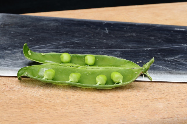 frische-erbsen-waehrend-der-zubereitung-cc0-pixabay-black17bg-200720_download Das Erbsenpesto lässt sich gut mit frischen Erbsen zubereiten.