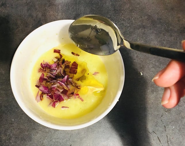 verruehre-dein-kartoffeldressing-nachdem-du-alle-z-utopia-laura-mueller-200606_download Verrühre das Kartoffeldressing gut, sobald du alle Zutaten hinzugefügt hast.