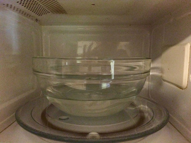 mit-einer-schale-essigwasser-laesst-sich-die-mikrow-rhea-moutafis-utopia-170929_download Mit einer Schale Essigwasser lässt sich die Mikrowelle leicht reinigen.