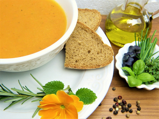 serviere-die-moehrensuppe-mit-frischen-kraeutern-und-cc0-pixabay-silviarita-250118_download Serviere die Möhrensuppe mit frischen Kräutern und Bauernbrot.