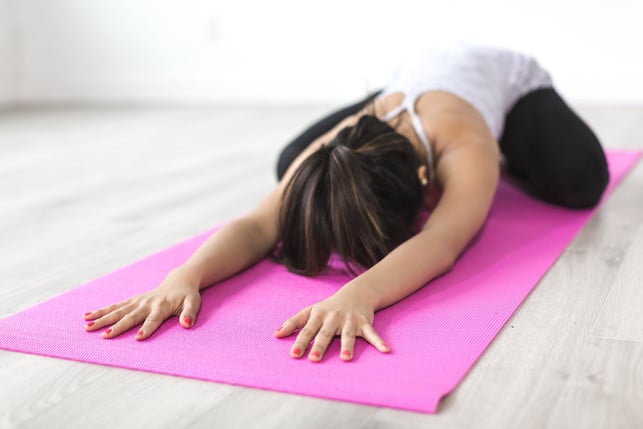 Yoga-vertical-Sich-Gut-Sport-in-der-Lunchenspause-Cc0-Pixabay-Stocksnap-2250306_Download Yoga is well suited for sports during lunch break.