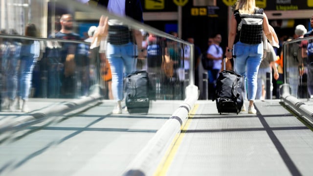 Reisende am Flughafen