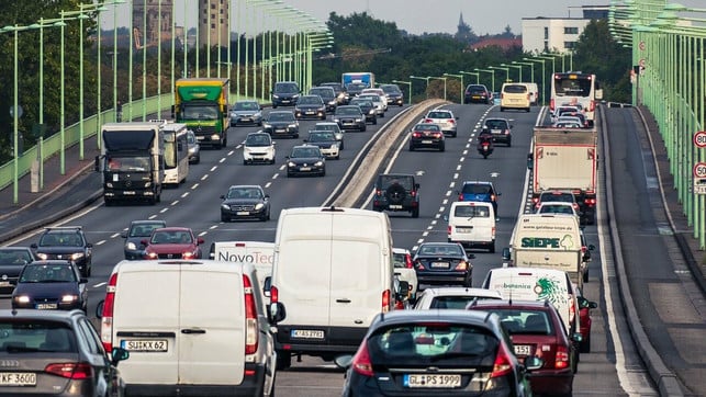 fewer-cars-luisa-neubauer-cc0-pixabay-didgeman-210609 fewer cars Luisa Neubauer