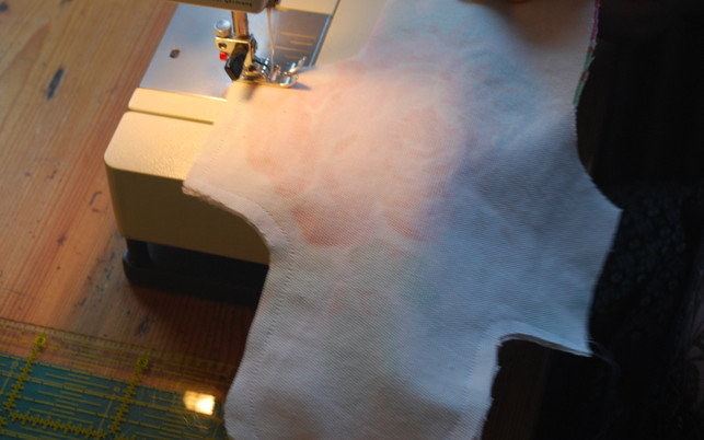 die-hlle-wird-vernht-einen-flgel-offen-lassen-melanie-von-daake-utopia-170705 Die Hülle wird vernäht - einen Flügel offen lassen.