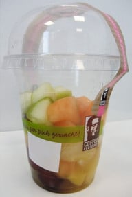 Obstsalat to go Obstsalat to go: Coffee Fellows fiel mit Bakterien, halbvollen Bechern, vergorenen Früchten auf