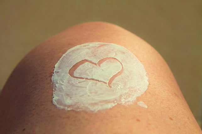 sonnencreme-solltest-du-zu-jeder-tageszeit-auftrag-cc0-pixabay-chezbeate-230717_download Sonnencreme solltest du nicht nur auftragen, wenn es am heißesten ist.