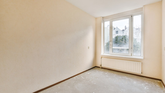 Spacious empty room with light wallpaper heizung fenster