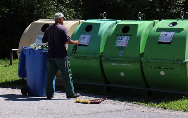 Das "Duale System" kümmert sich um die Entsorgung von Altglas und Leichtverpackungen (aus Metall oder Kunststoff). Das "Duale System" kümmert sich um die Entsorgung von Altglas und Leichtverpackungen (aus Metall oder Kunststoff).