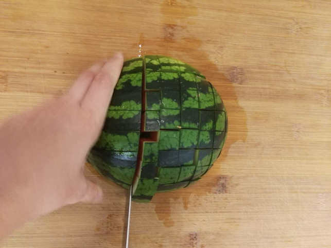 laengs-und-quer-in-streifen-geschnitten-ergibt-sic-copyright-utopia-inke-klabunde-190628_download Wenn du die Melone längs und quer in Streifen schneidest, ergibt sich ein Schachbrettmuster.