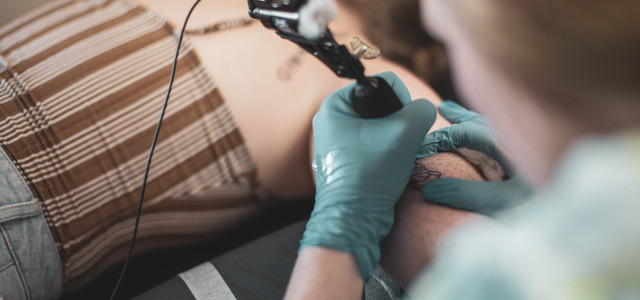 Rammstein: Tätowiererinnen überstechen Fan-Tattoos gratis